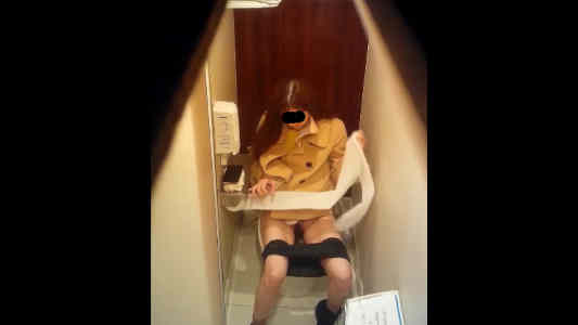 用を足しながらトイレットペーパーを用意します