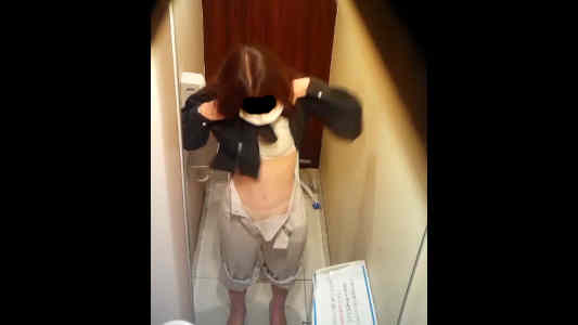 服をめくりあげてブラが見えました