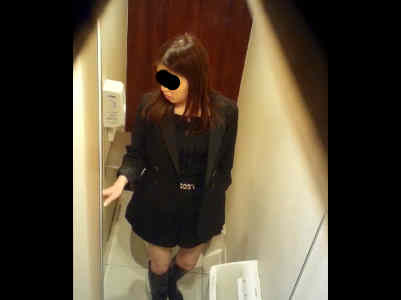 ステキな女子がトイレの個室に入ってきました