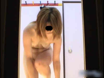 パンツを脱いで前かがみおっぱい