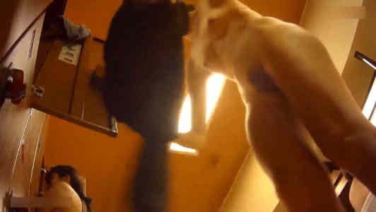 スッポンポンになった女子