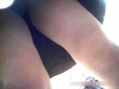 前から店員さんのスカートの中を撮ってます