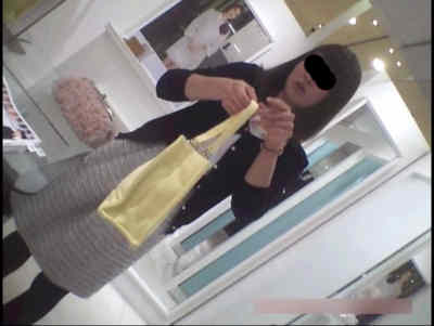 盗撮する店員さんの顔を撮ってます