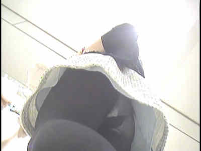 パンストに透けてパンツが見えます