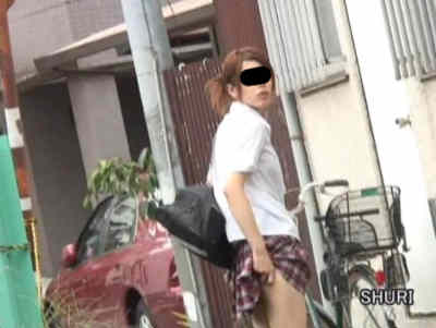 下げられたパンツを直しているJK