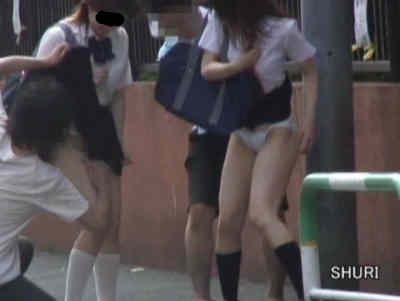 JK二人組もパンツ下げ被害に遭ってます