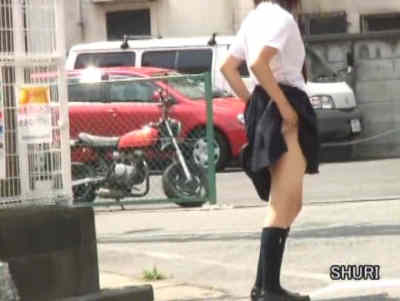 スカートの手を入れパンツを直すJKの見えるフトモモがエッチです