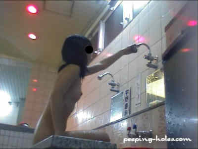 洗い場まで盗撮カメラが追いかけました