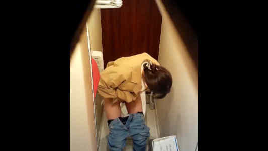 立ち上がってマンコを拭いてます