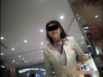 スカートの中を覗く店員さんの顔を撮ってます