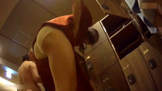白パンツのお尻と脚、エッチです