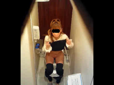 茶髪女子、便座に座りました