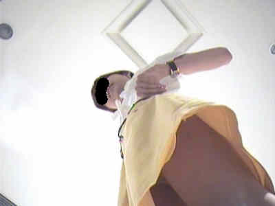 前からもおパンツ盗撮を狙います