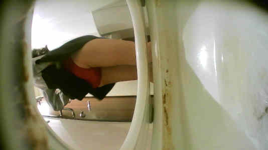便器内カメラからみる赤パンツを穿いた女子