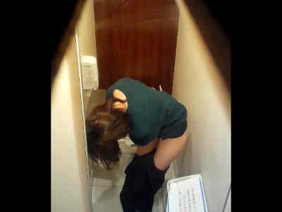 立ち上がってトイレットペーパーをとってます