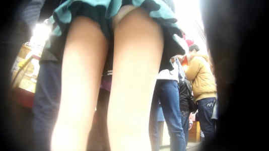 インナーからはみ出した白パンツ