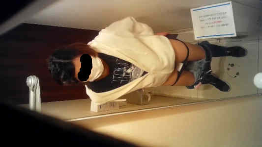 オシッコ終わって黒パンツを穿いている女子