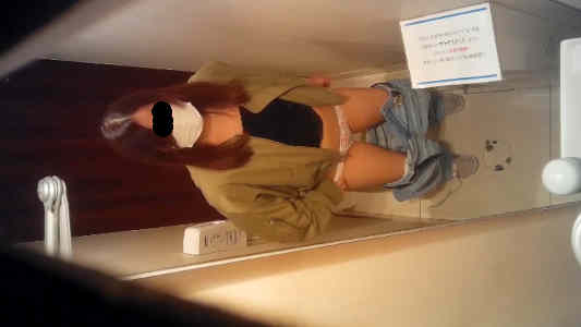 柄パンツの女子