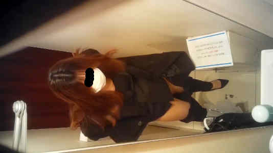 黒ずくめ女子がパンツを穿いてます