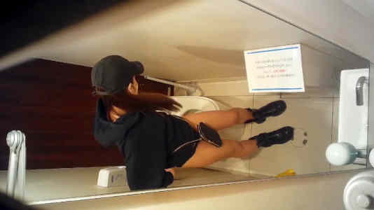 パンツを下げようとしている帽子女子