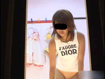 更衣室に入ってきた女子がズボンを脱ぎ始めました