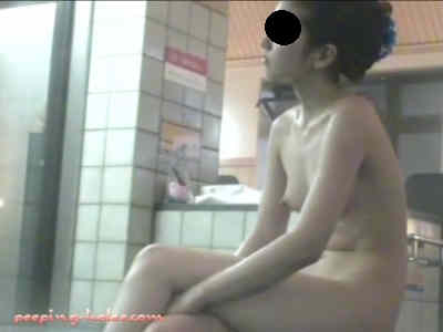 洗い場の女子が湯船でも撮られてます