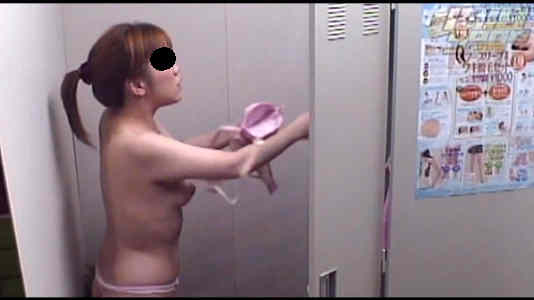 更衣室で着替えるところを盗撮してます