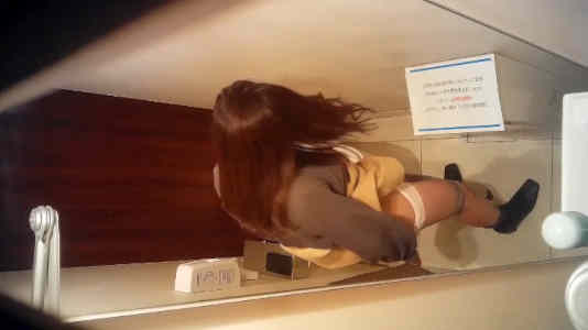 女子トイレを盗撮している映像、用を足し終わりパンツを穿いている女子