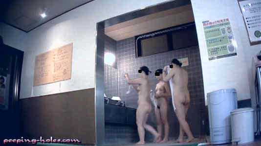 風呂場から出てきた女子