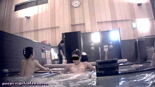 おっぱい丸見えでジェットバスに浸かる女子