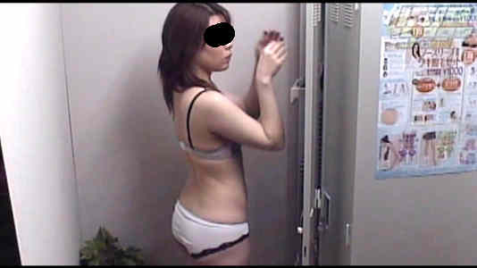 ロッカールームで脱いでいる女子