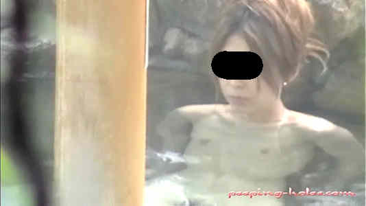 おっぱい小さい女子、湯船の中ではペッタンコに見えるおっぱい