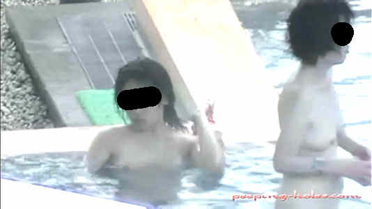 露天のお湯からチクビがちょっと見えてる女子
